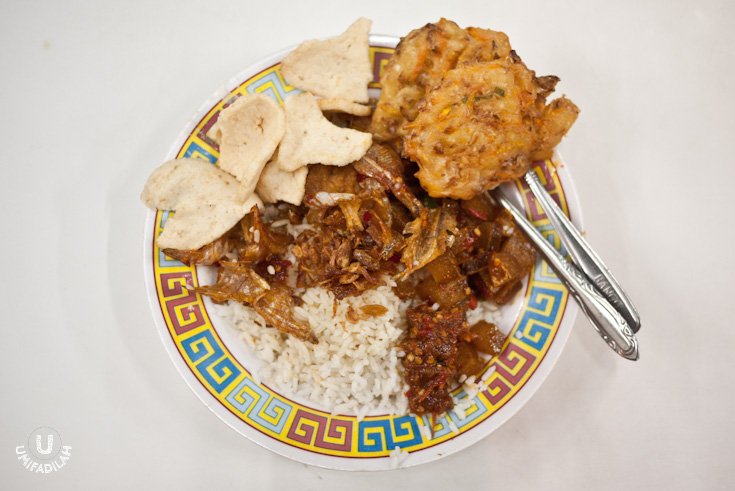 What I ate
that night: Nasi uduk, spicy dried anchovies (sambal teri) , tumis kikil , stewed
tofu in soy sauce (hidden under the prawn crackers :p), sambal terasi, and
vegetable bakwan fritter.