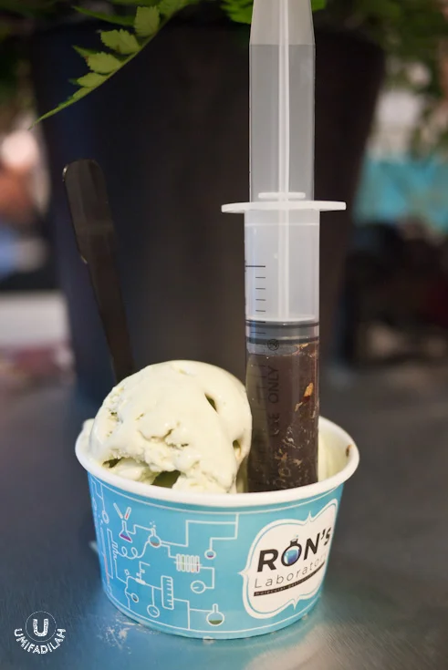 Avocado with Espresso (IDR 50k) – this one is still being the talk
of the town up until now. The unique factor as you can see on the pic above is
the way they presented the espresso “shot” as literal as it could: via
injection . Well it should meet food grade safety regulation for plastic
injection!