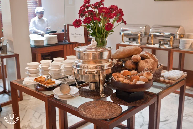 Soup Station: White bean soup with smoked chicken canoli and
white truffle oil. Along with assorted
homemade breads in companion: Champagne
bread, sweet potato bread, baguette, craft corn, raisin walnut bread,
portobello mushroom country bread, garlic foccacia, lavosh, grissini, etc.