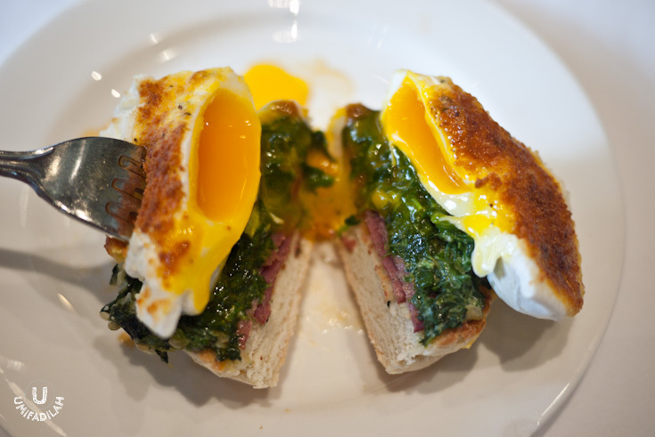 My favorite
from the Breakfast station: Mini Egg Benedict
with spinach and turkey ham . Really really tasty and oh look at the egg
yolk, perfection! Other things to find here: Egg cooked to order (fried,
poached, scramble, omelet) with Beef sausage, chicken sausage, beef bacon, Lyonnaise potato and baked beans.