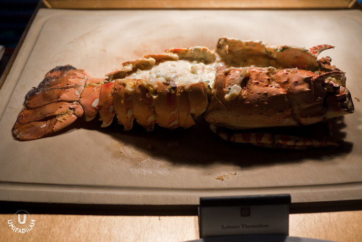 Lobster Thermidore. I've never seen a lobster THAT huge! Even without its giant claws, it's already looking gigantic. Chef Vindex says that he had to brought the ingredient from Papua, wow.