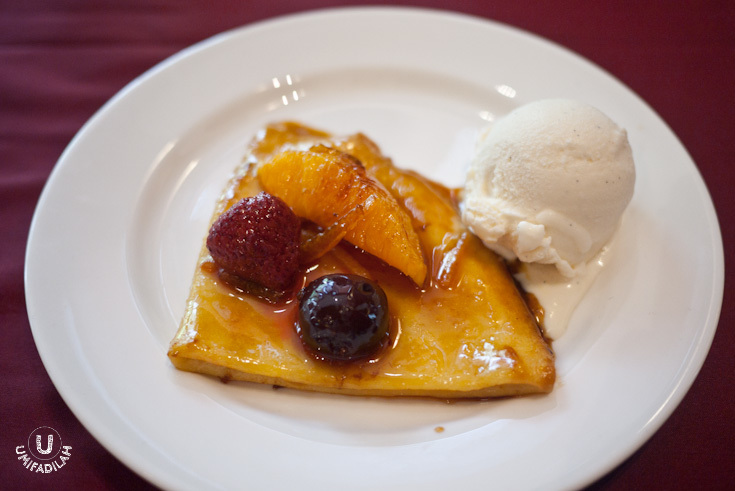 Crepes Suzette - Thin crepe with caramelized orange flambé, Vanilla ice cream and orange, raspberry and grapes on top. Strong flambe!