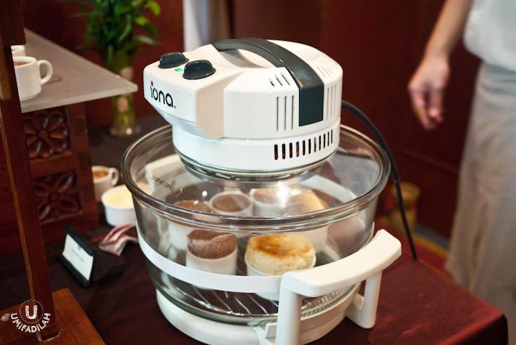 Just when I thought making souffle should be very tricky, this is what they used to create a batch of souffles. Portable souffle maker! WANT ONE.