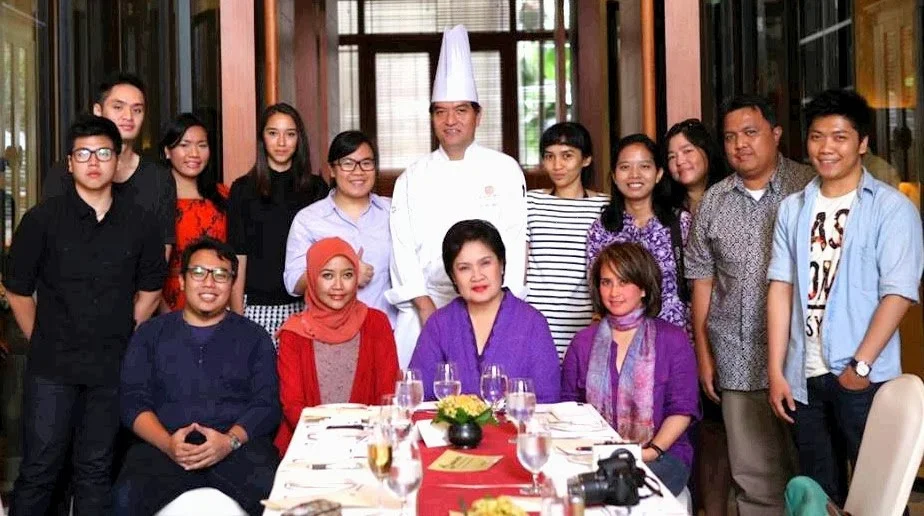 STANDING (left to right): Filipus Verdi Danutirto – “The Hungry Doctor” , Terzi Niode, Jessica Darmawan – “All About Indonesia” , Amanda Cole, me , Chef Vindex Tengker, Ade Putri Paramadita – “missHOTRODqueen” , Dian
Aggraini (Program Manager Omar Niode) , Yenny Widjaja – “Things that
Make Me Happy” , Amril Taufik Gobel – “ Daeng Battala “, and Leonardo Slatter – “Food Steps Journal” . SITTING
(left to right): Rian
Farisa – “The Gastronomy Aficionado” , Mira
Sahid from Kumpulan Emak Blogger, Amanda Katili Niode (Chairman
Foundation), and finally Santhi Serad from ACMI (Aku Cinta Masakan Indonesia). Photo credits to mbak Mira
Sahid. 
