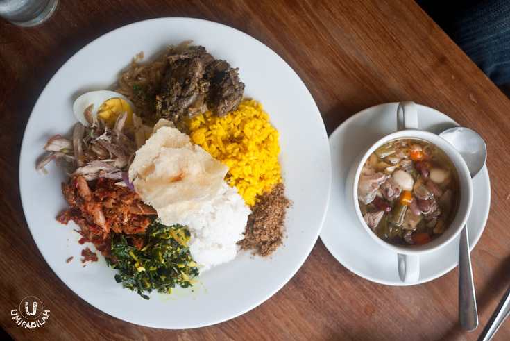 Nasi Campur Manado. Because, you know, for IDR 45k you can get your own portion, so we decided to take as much as we could and split it for 4-people sharing, LOL. Each element did their job wonderfully, especially the Ayam Tinoransak, glass noodles and Tumis Bunga Pepaya. Tasty!