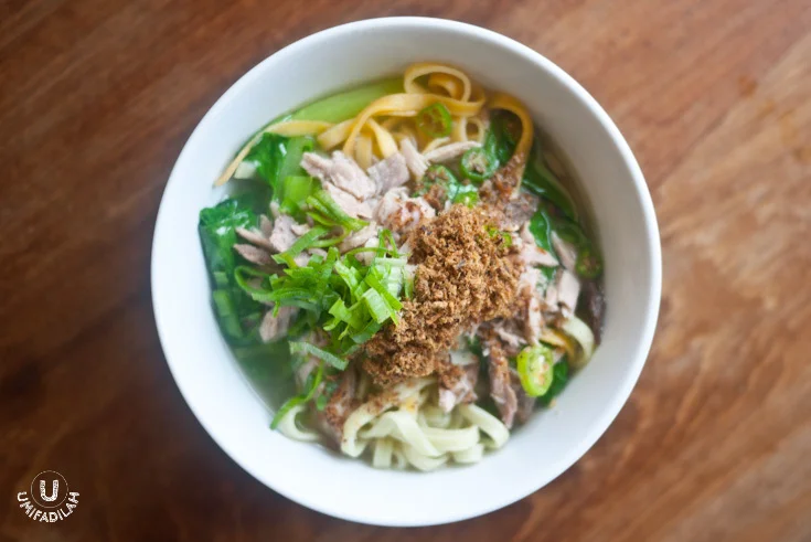Mie Kuah Cakalang (IDR 20k) - Half broccoli noodle and half tomato noodle, with fish broth, shredded cakalang, green veggies, topped with chopped spring onions, abon cakalang, and bird-eye chili. The cakalang fish tasted so fresh! But for me the broth tends to be a little bit bland though.