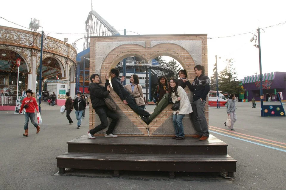 45 degrees planking. On a heart-shaped landmark. Aaaw.