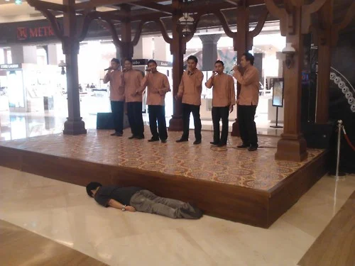 Kaisar, planking in front of a group people doing Nasyid (anasheed- islamic chanting). LMAO dudeeeeee.