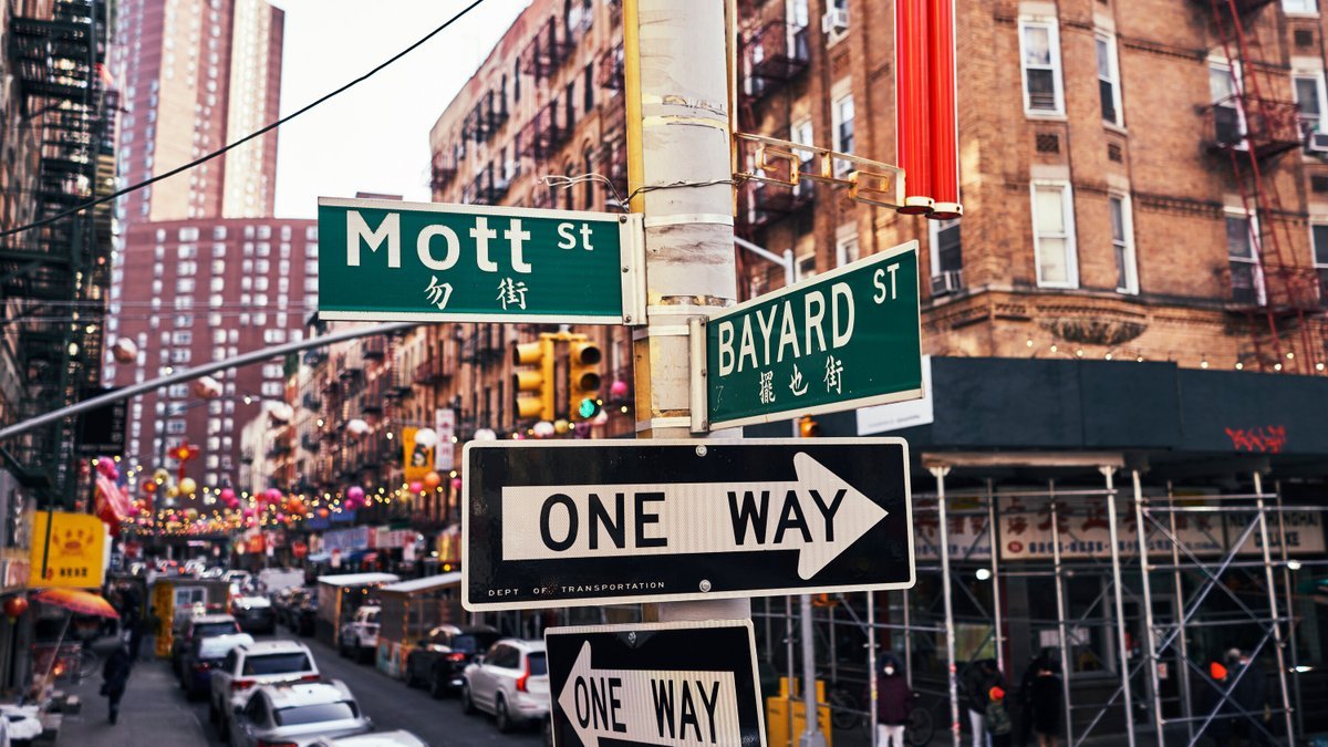 Manhattan’s Chinese Street Signs Are Disappearing