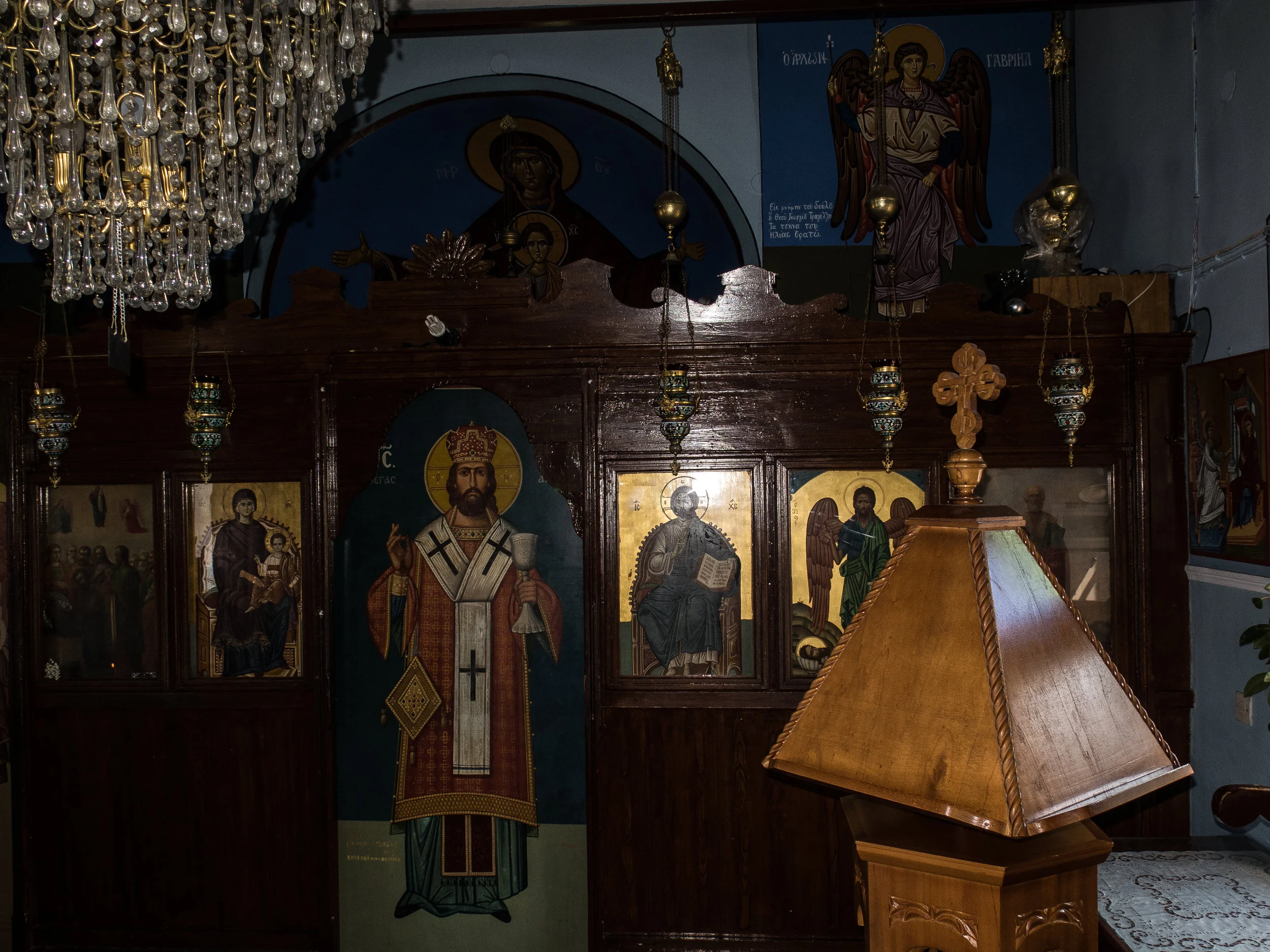 Indenfor den lille kirke.