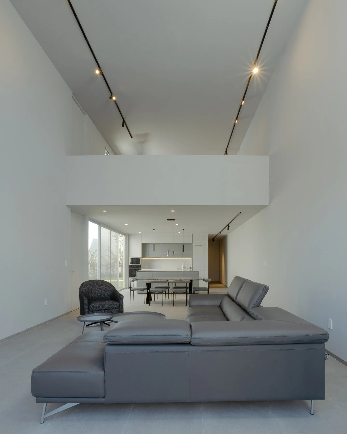 La belleza de lo esencial.

Dise&ntilde;amos espacios que invitan a la calma, al silencio que nutre y a la luz que transforma.

Aqu&iacute;, cada detalle cuenta una historia de equilibrio y conexi&oacute;n.
.
.
[ RESIDENTIAL | ARCHITECTURE ]
.
&bull;