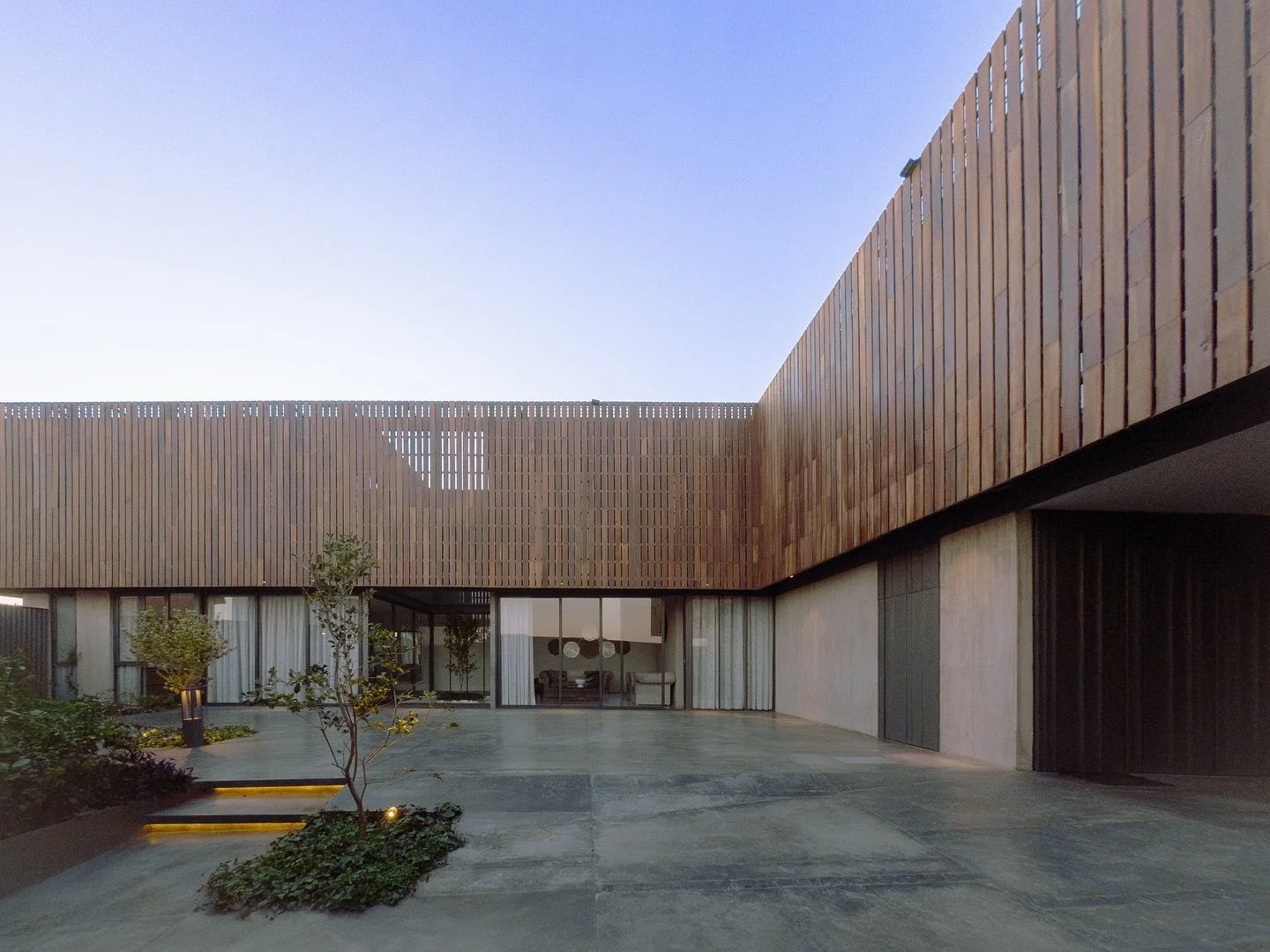 ✍🏼 El patio pt. 2

[ RESIDENTIAL ARCHITECTURE ]
.
&bull;Casa L&bull;
.
📸 @galar.galeriaarquitectura
.
.
.
#architecture #architecturelovers #architecturephotography #archilovers #architecture_view #architectureporn #architecture_hunter #design #arc