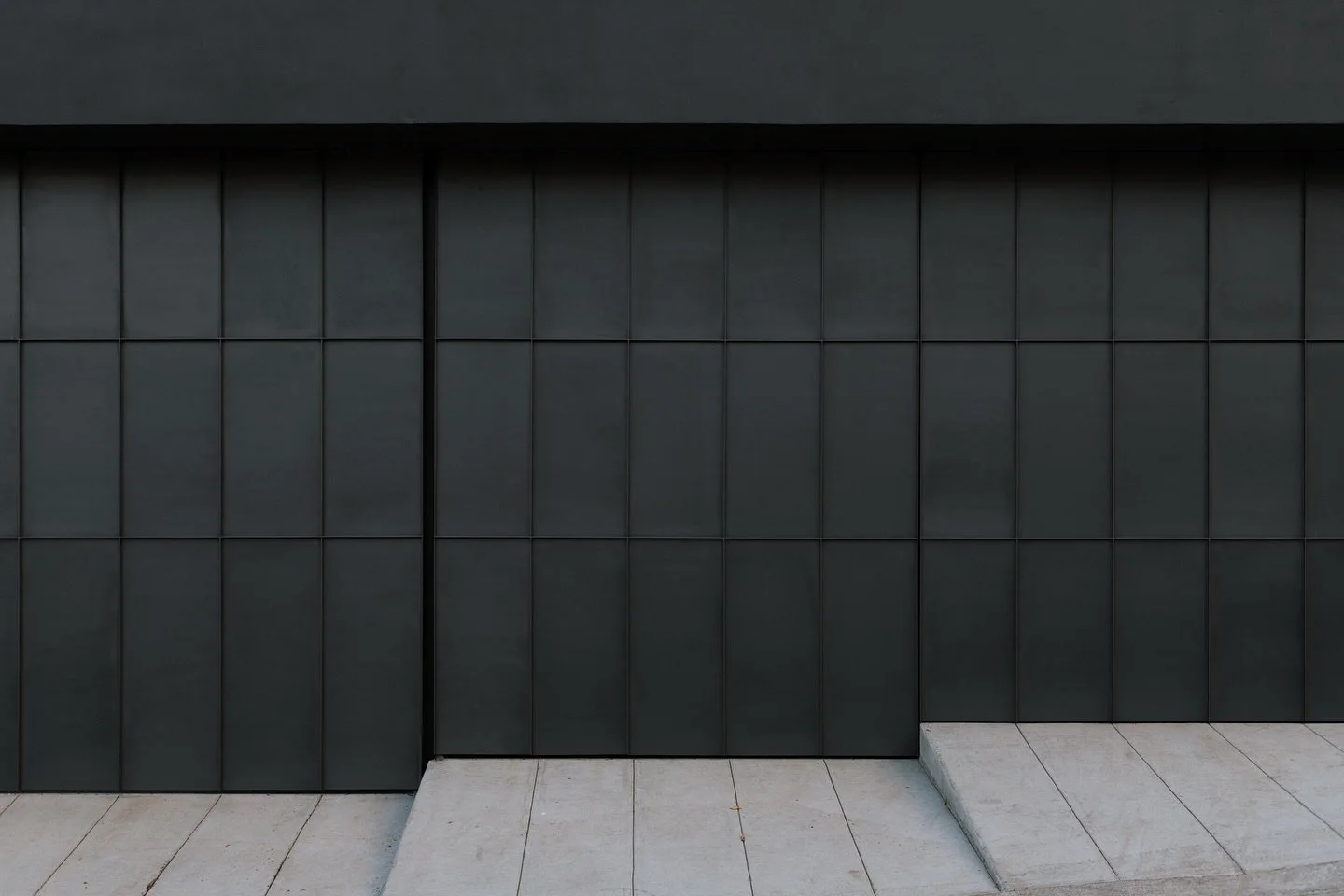 Black on black 
.
.
.
[ RESIDENTIAL | ARCHITECTURE ]
.
&bull; Casa MILA &bull;
.
📸 @galar.galeriaarquitectura
.
.
.
.
.
.
.
.
.
#architecture #architecturelovers #architecturephotography #archilovers #architecture_view #architectureporn #architectur