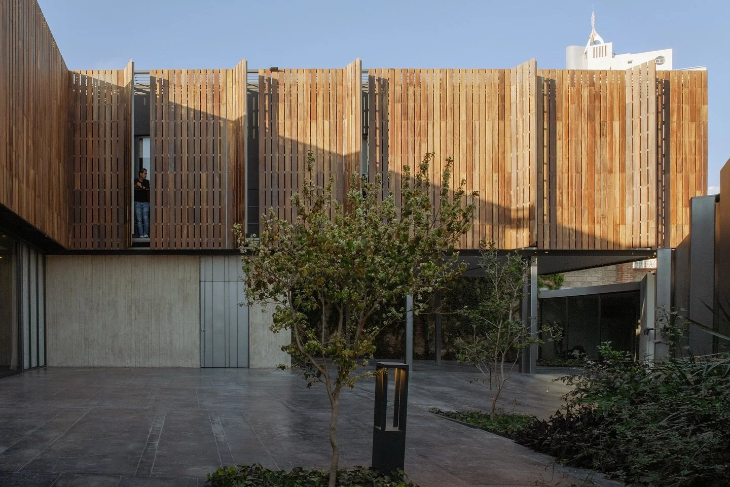 ✍🏼 El patio

[ RESIDENTIAL ARCHITECTURE ]
.
&bull;Casa L&bull;
.
📸 @galar.galeriaarquitectura
.
.
.
#architecture #architecturelovers #architecturephotography #archilovers #architecture_view #architectureporn #architecture_hunter #design #architect