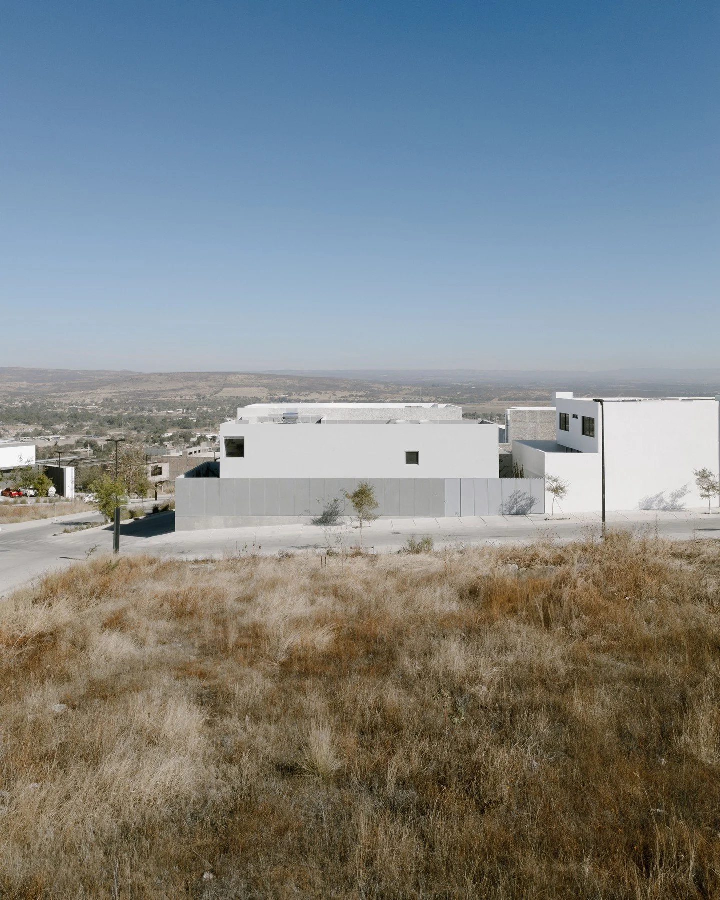 Horizontalidad 
.
.
.
[ RESIDENTIAL | ARCHITECTURE ]
.
&bull; STRASSER &bull;
.
📸 @galar.galeriaarquitectura
.
.
.
.
.
.
.
.
.
#architecture #architecturelovers #architecturephotography #archilovers #architecture_view #architectureporn #architecture