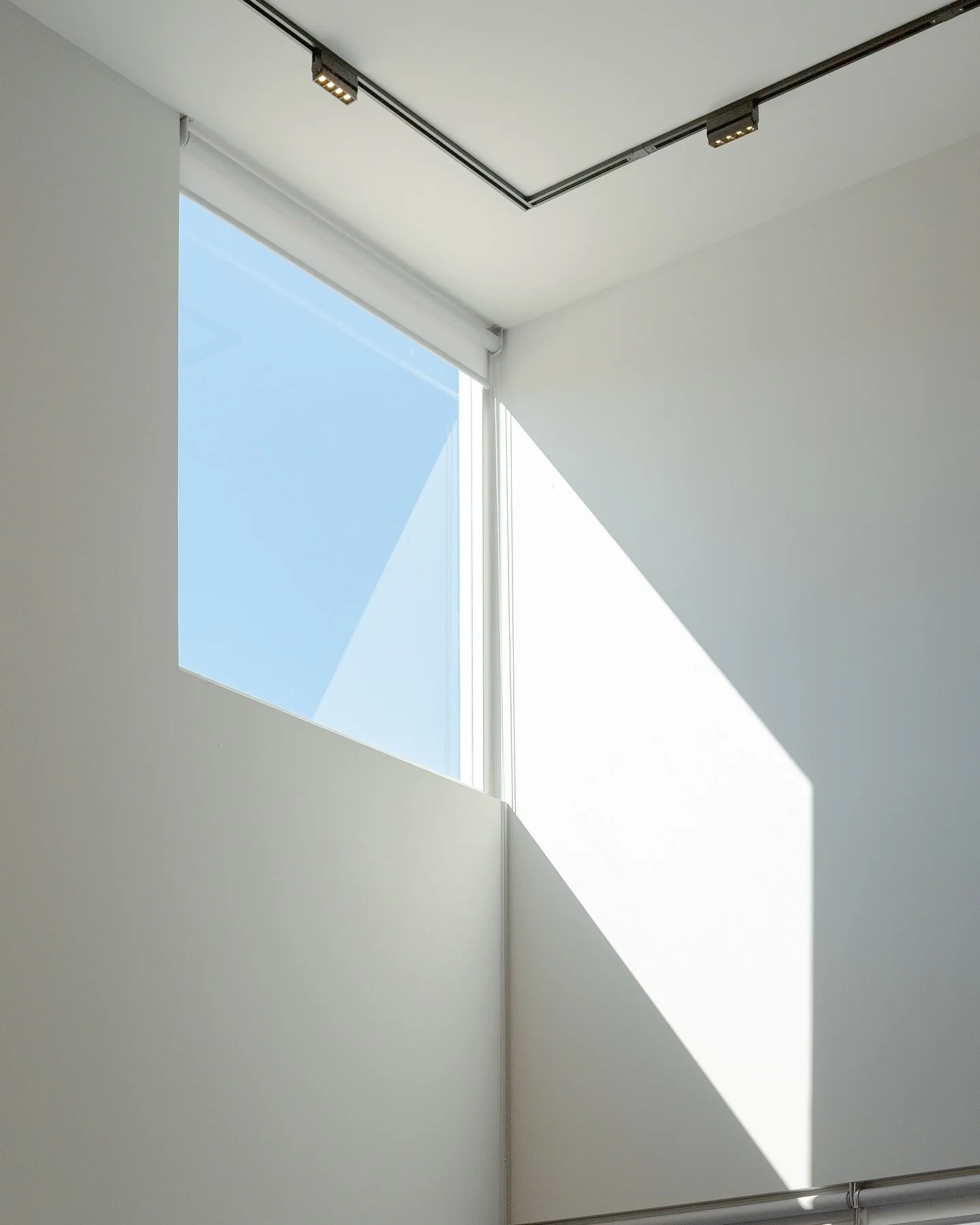 Geometr&iacute;a solar
.
.
.
[ RESIDENTIAL | ARCHITECTURE ]
.
&bull; STRASSER &bull;
.
📸 @galar.galeriaarquitectura 
.
.
.
.
.
.
.
.
.
#architecture #architecturelovers #architecturephotography #archilovers #architecture_view #architectureporn #arch