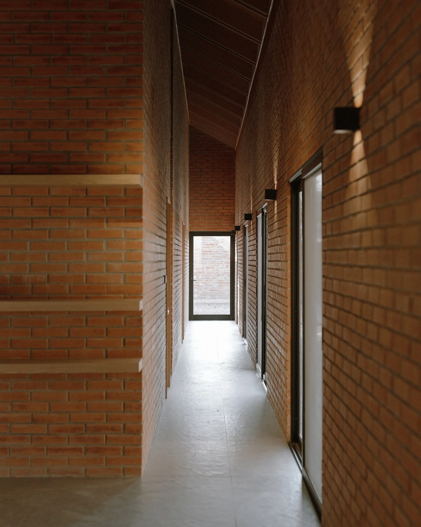 ✍🏼 BRICK

[ RESIDENTIAL ARCHITECTURE ]
.
&bull;Casa FERPER&bull;
.
📸 @galar.galeriaarquitectura
.
.
.
#architecture #architecturelovers #architecturephotography #archilovers #architecture_view #architectureporn #architecture_hunter #design #archite