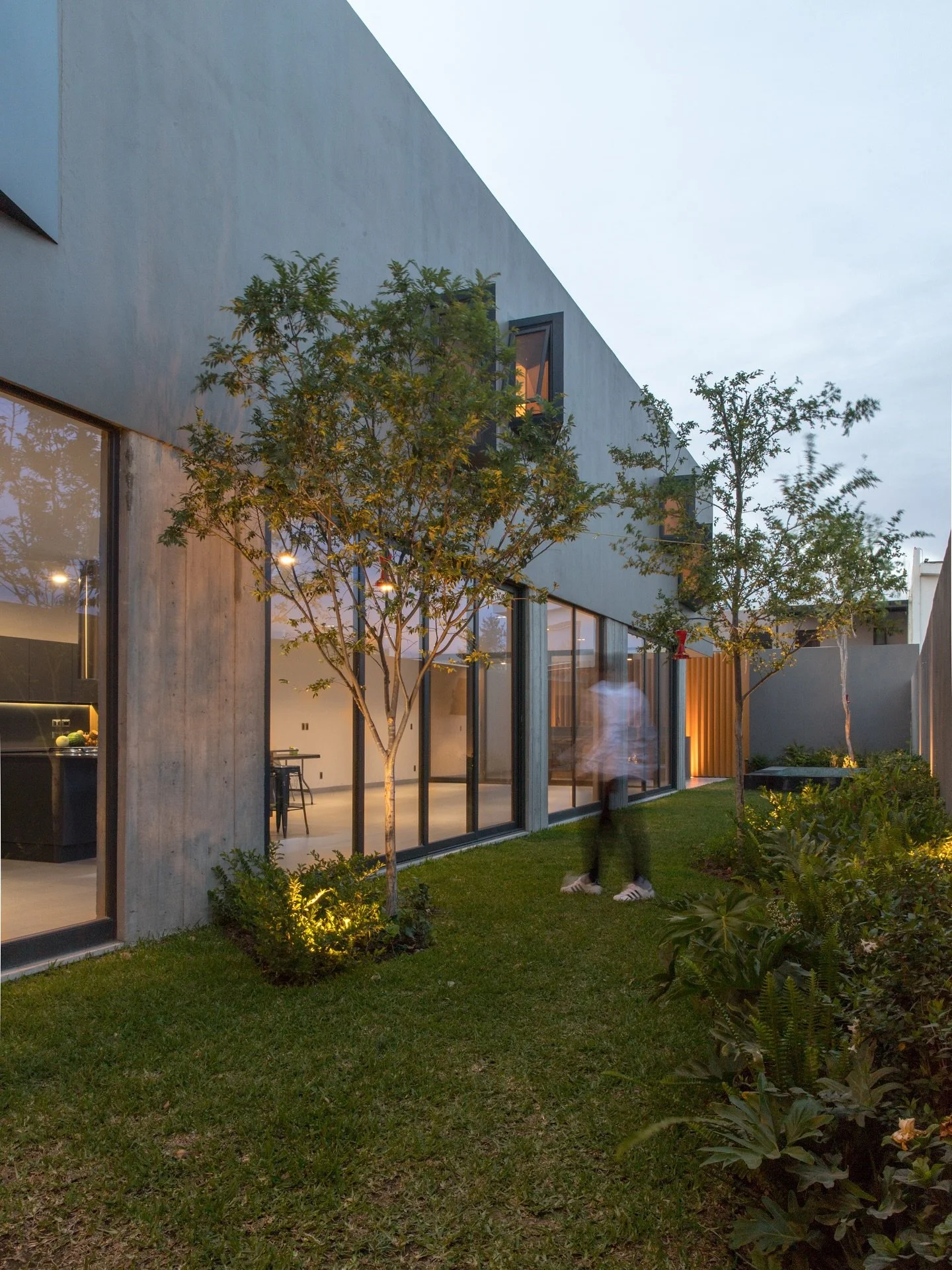 ✍🏼 El jard&iacute;n pt. 2

[ RESIDENTIAL ARCHITECTURE ]
.
&bull;Casa GA&bull;
.
📸 @galar.galeriaarquitectura
.
.
.
#architecture #architecturelovers #architecturephotography #archilovers #architecture_view #architectureporn #architecture_hunter #de