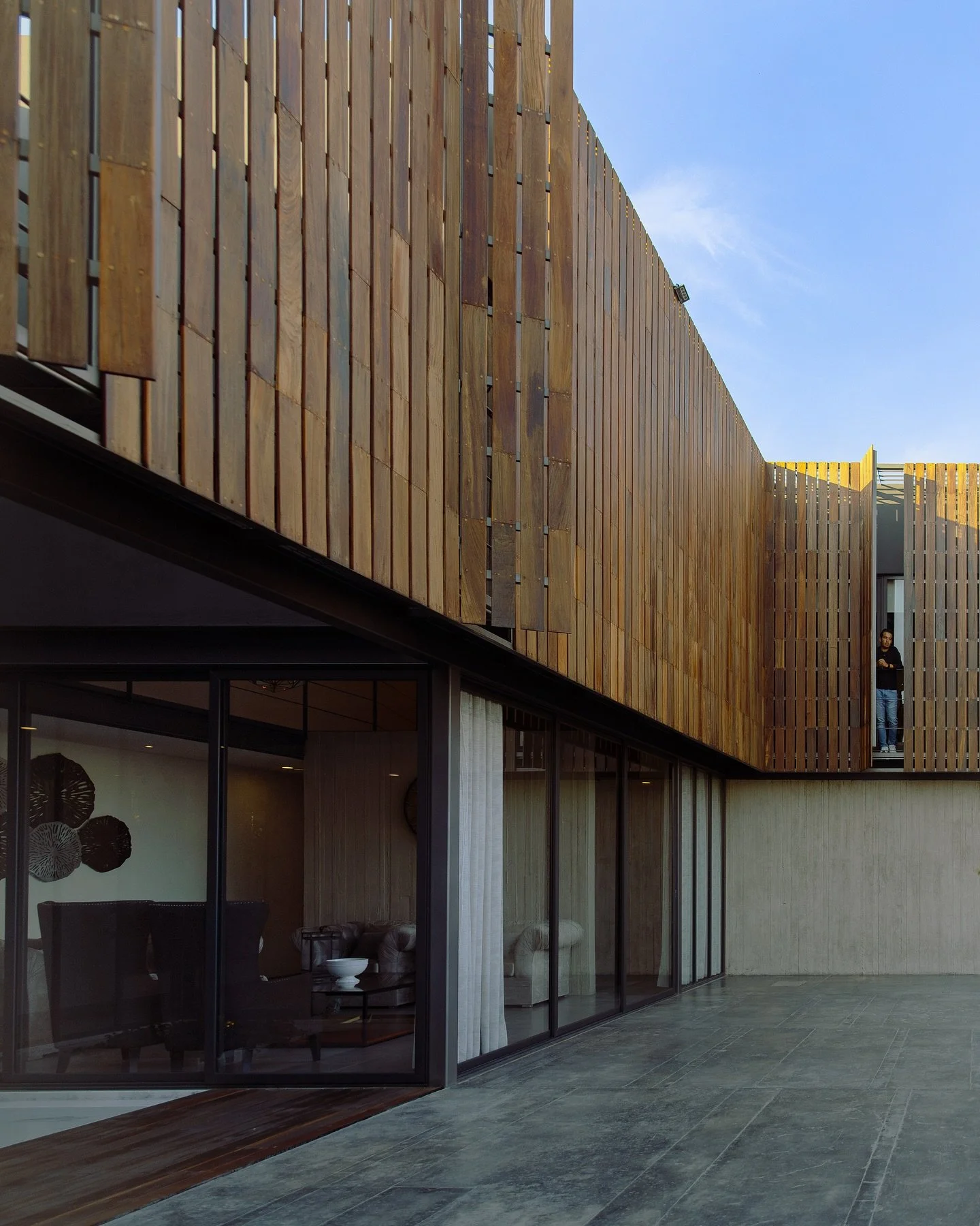 ✍🏼 Atardecer en Casa L

[ RESIDENTIAL ARCHITECTURE ]
.
&bull;Casa L&bull;
.
📸 @galar.galeriaarquitectura
.
.
.
#architecture #architecturelovers #architecturephotography #archilovers #architecture_view #architectureporn #architecture_hunter #design