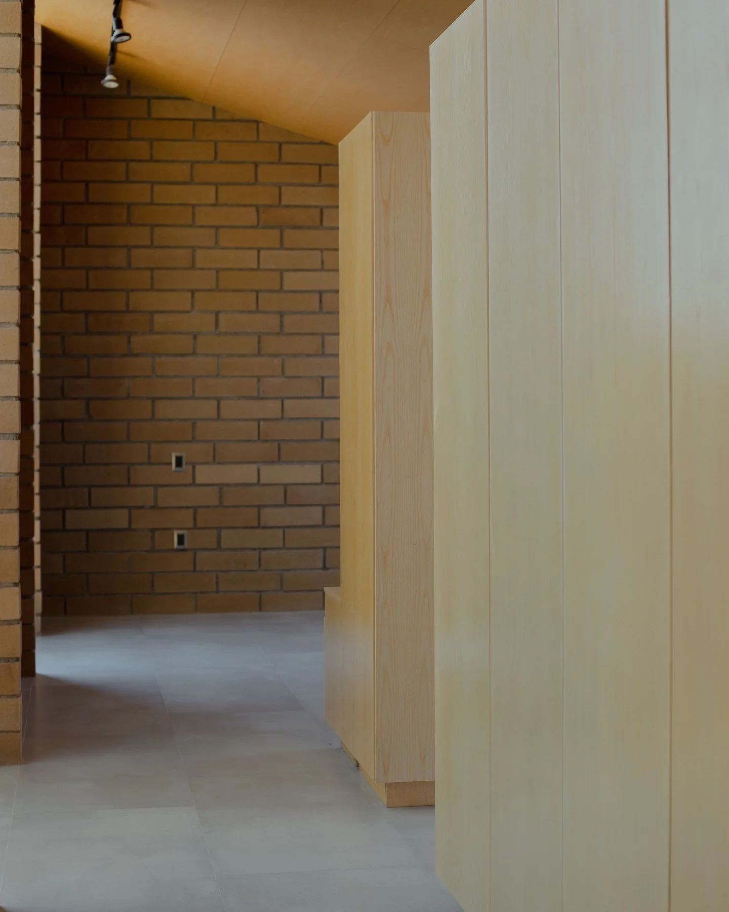 Texturas

.
[ RESIDENTIAL | ARCHITECTURE ]
.
&bull; FS &bull;
.
📸 @galar.galeriaarquitectura
.
.
.
.
.
.
.
.
.
#architecture #architecturelovers #architecturephotography #archilovers #architecture_view #architectureporn #architecture_hunter #design 