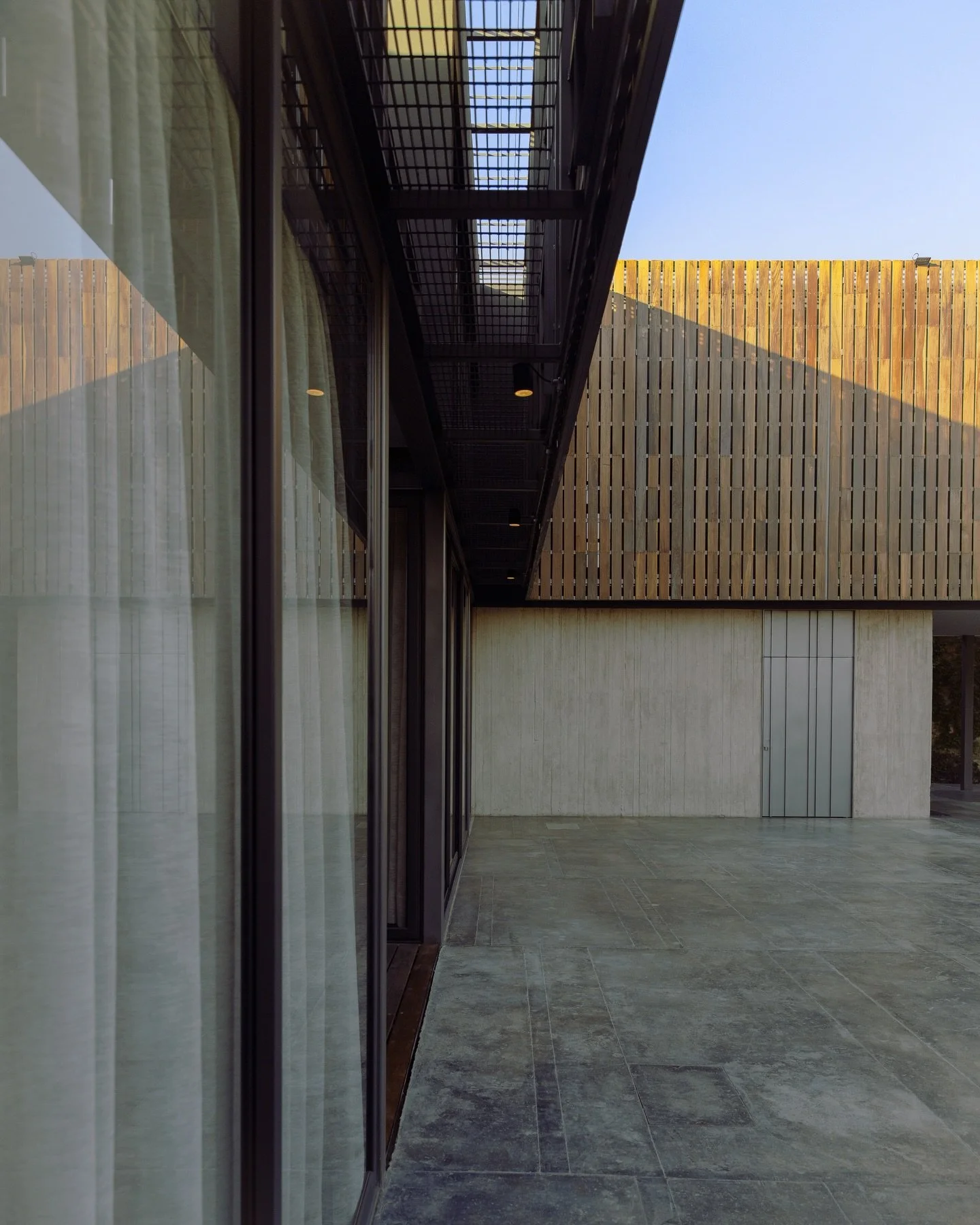 ✍🏼 Atardecer en Casa L. Pt 2

[ RESIDENTIAL ARCHITECTURE ]
.
&bull;Casa L&bull;
.
📸 @galar.galeriaarquitectura
.
.
.
#architecture #architecturelovers #architecturephotography #archilovers