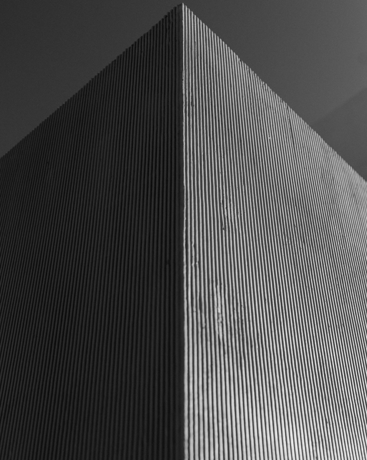 Sombras que tallan el espacio, superficies que vibran, texturas que s&oacute;lo existen cuando la luz las roza. Cada contraste es una forma de habitar el silencio. 

"La arquitectura es el juego sabio, correcto y magn&iacute;fico de los vol&uacu