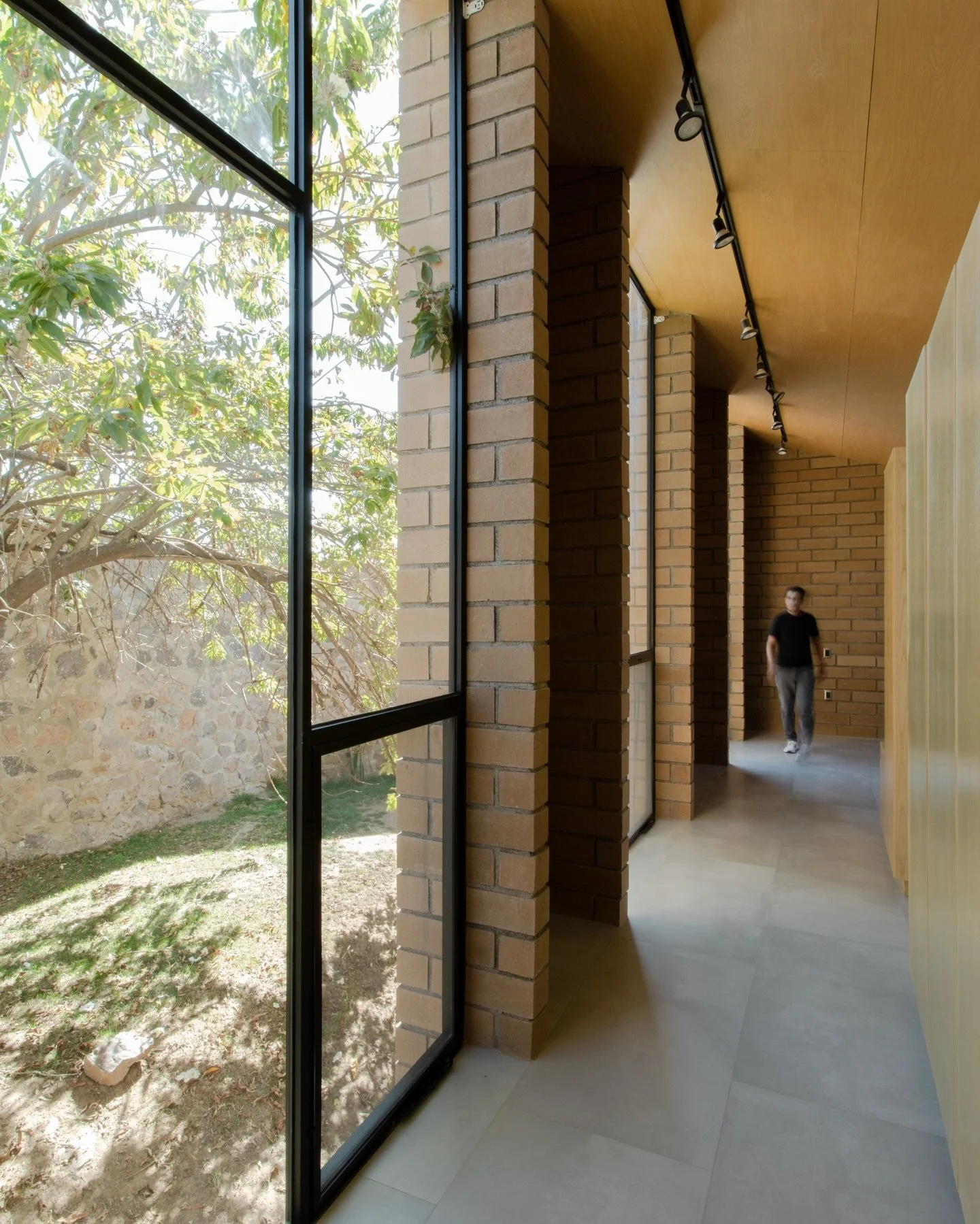 El interior 
.
[ RESIDENTIAL | ARCHITECTURE ]
.
&bull; FS &bull;
.
📸 @galar.galeriaarquitectura
