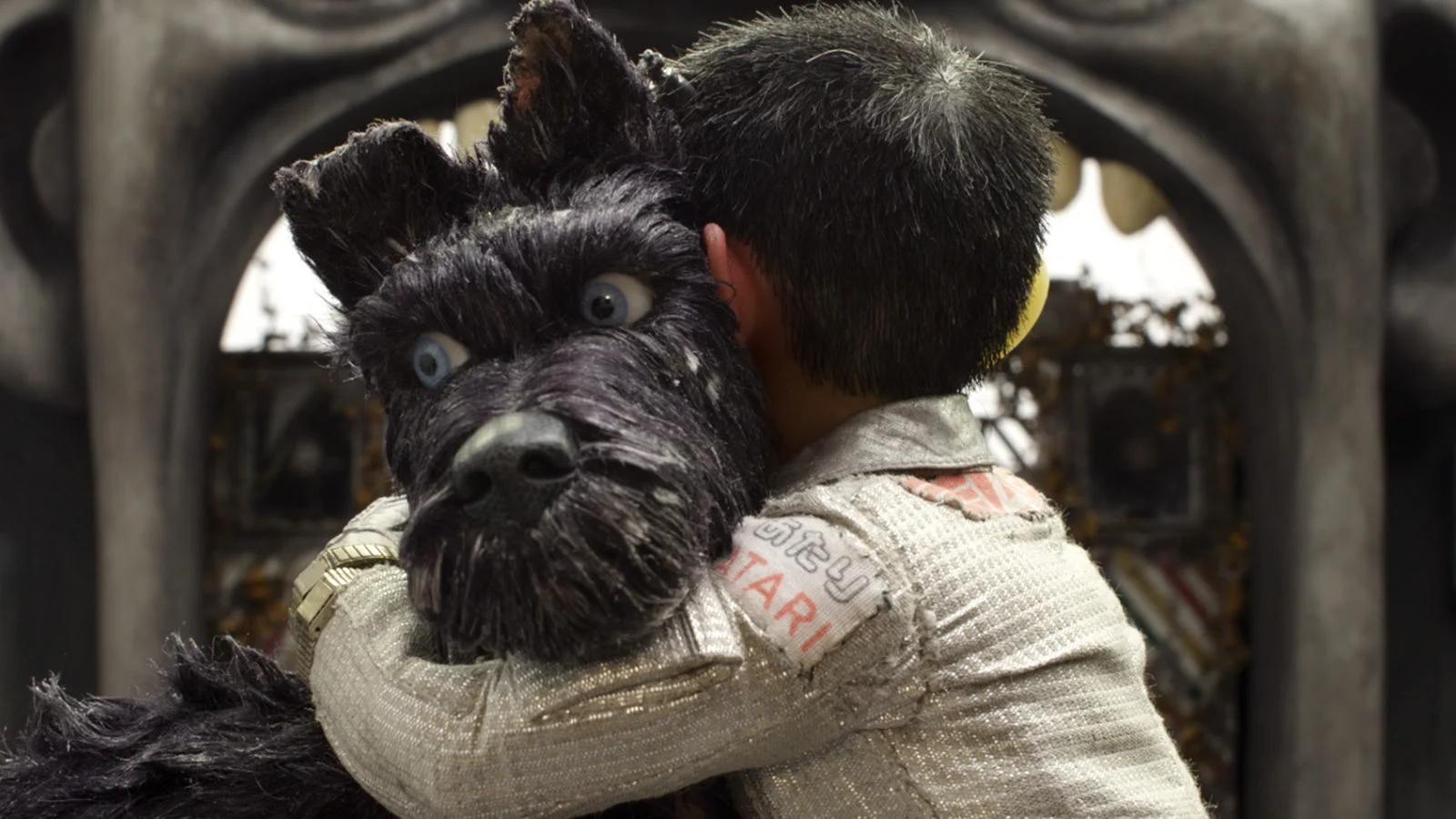 Isle-of-Dogs-hug.jpg