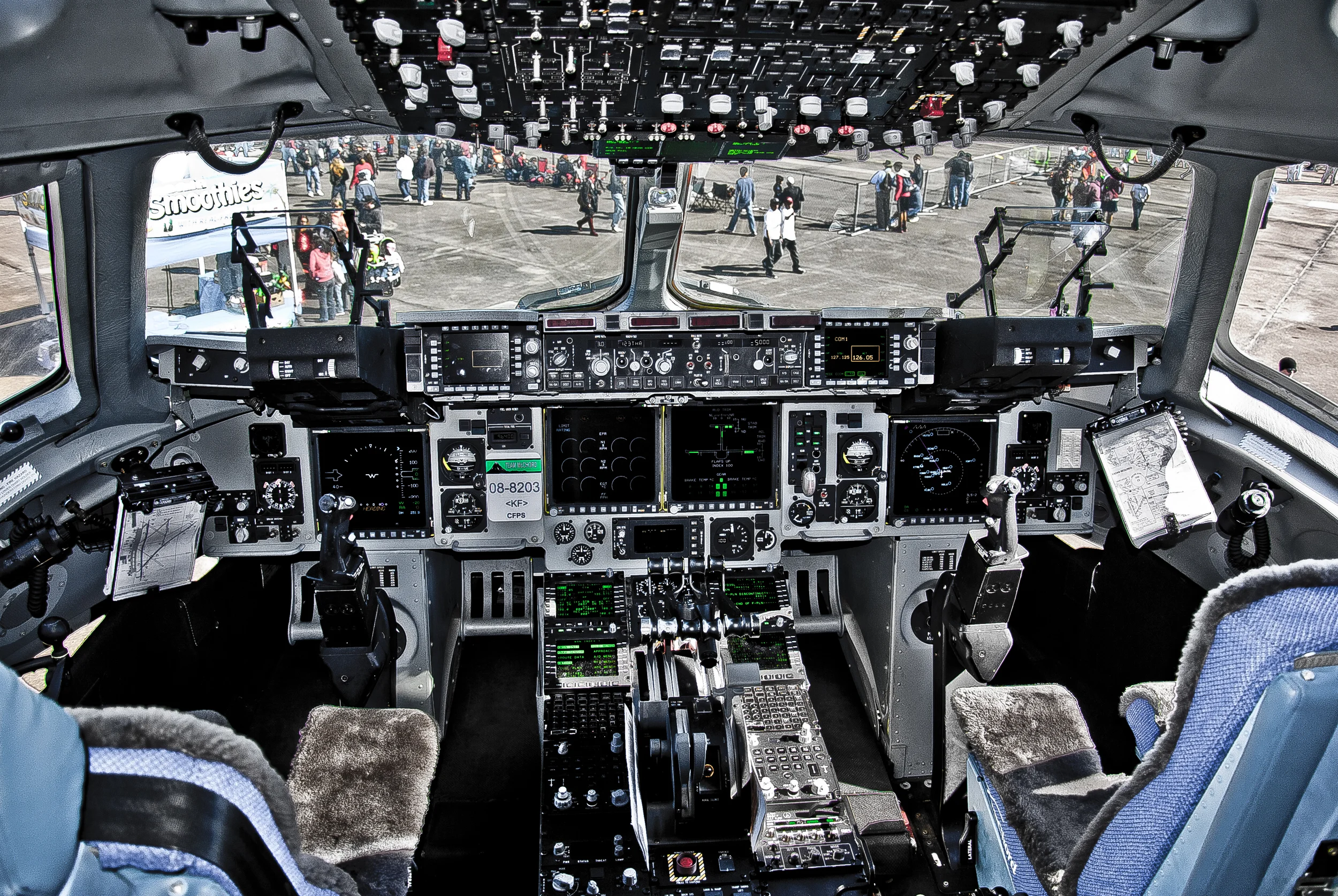 C-17_Globemaster_III_cockpit.jpg
