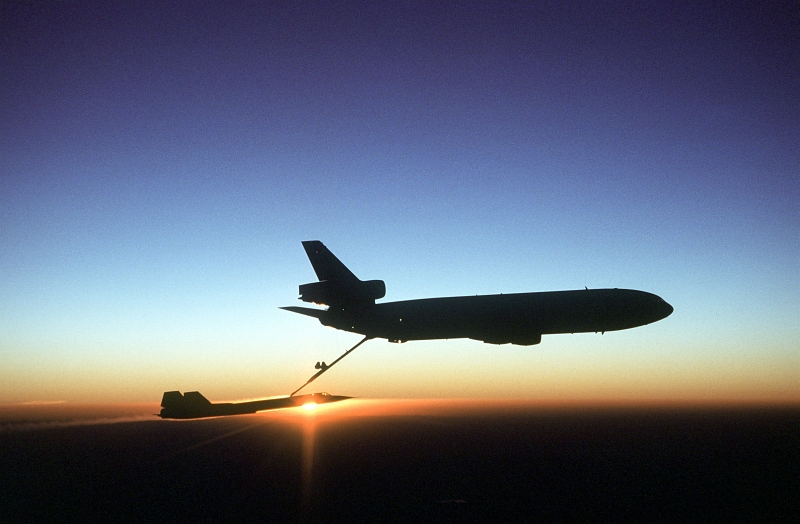 gpw-200702-60-UnitedStatesAirForce-DFST8303356-sunset-KC-10-Extender-refueling-SR-71-Blackbird-19810802.jpg