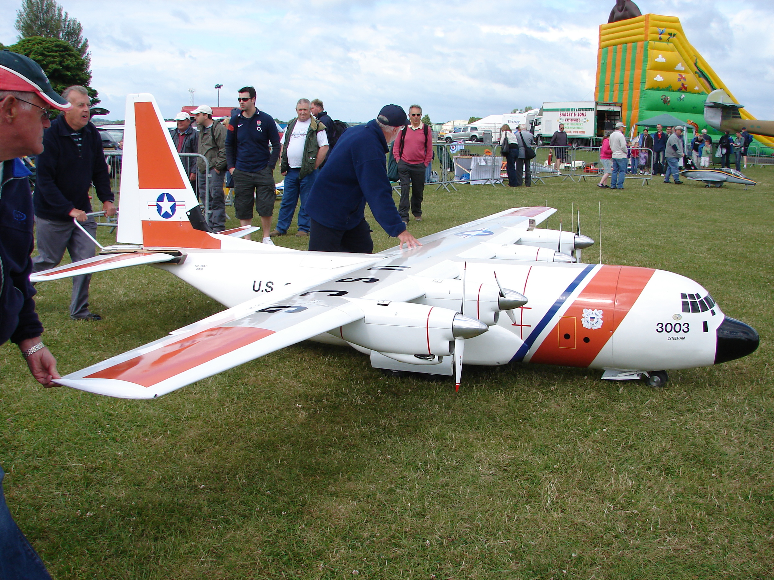 Giant_Model_Airplane,_Kemble_Air_Show_2009_(3643972229).jpg