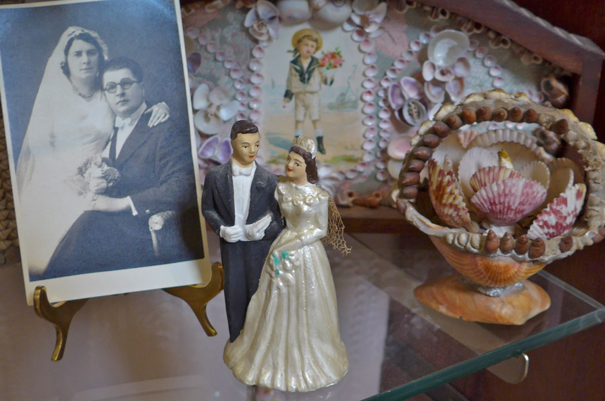 Wedding cake topper and photo ensemble