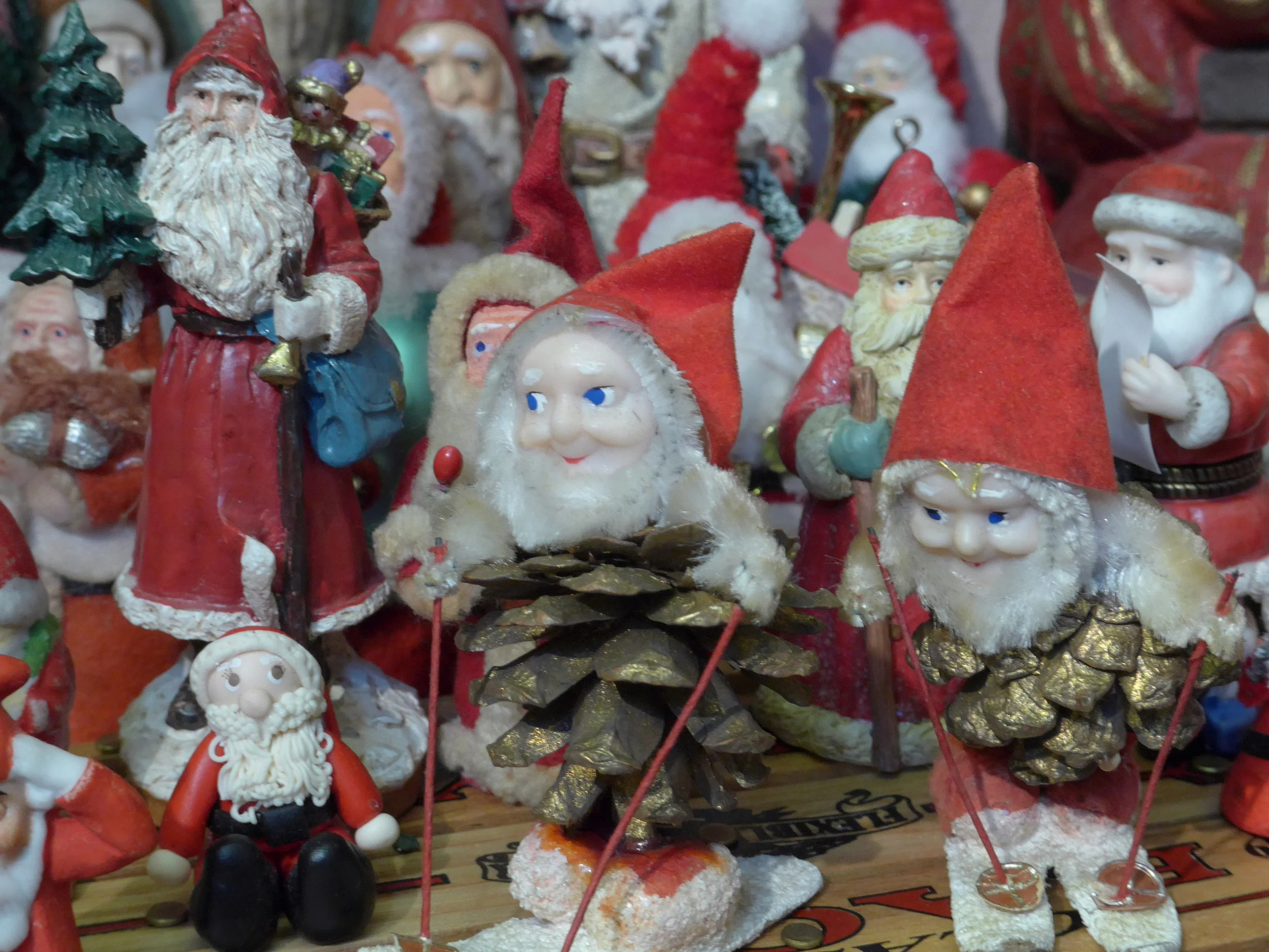 Pinecone skiing Santas