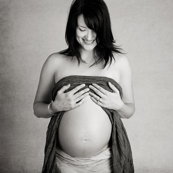 artistic black and white pregnancy maternity photography