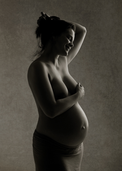 artistic maternity portraits in  bw