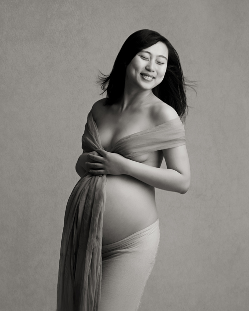 beautiful bw maternity portrait
