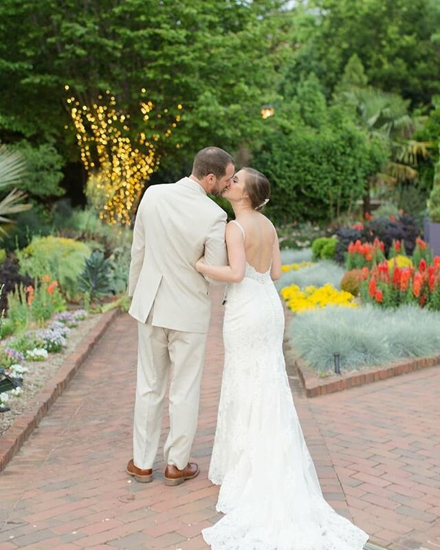 Happy second anniversary to these two 💕💕💕 Their Cinco de Mayo wedding at Riverbanks was such a beautiful day! .
.
.
.
.
#madeforanclade #riverbankszoo #riverbankszoowedding #columbiascphotographer #columbiascwedding #sodacity #famouslyhotcolumbia