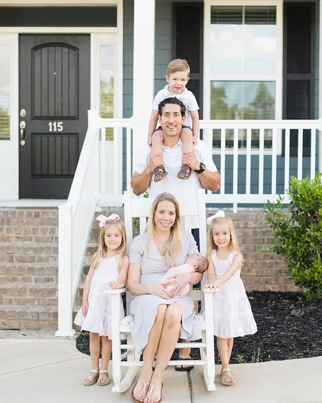 The Tartaglias. Looking like a million bucks since always 💕 #lmpfamilysessions #frontporchportaits #lmpnewborns