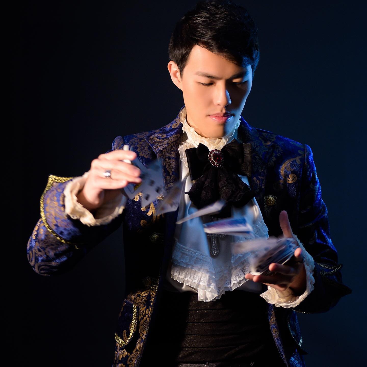 Card spring from everywhere coming soon. &clubs;️&hearts;️&spades;️&diams;️ #hype

#cardistry #magician #cards #poker #studio #photography