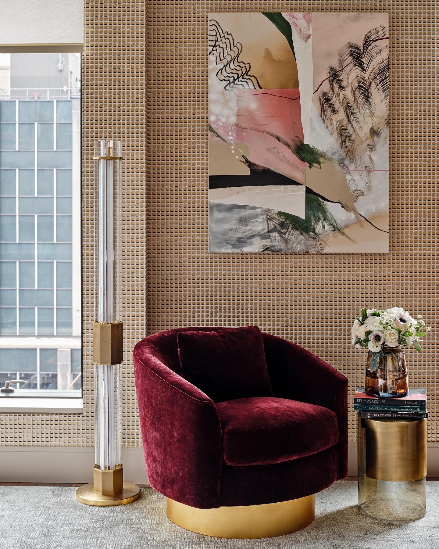 Rich hues in this Art Deco inspired pied-&agrave;-terre by @shannonmurrayinteriors 

#interiordesign #artdeco #artdecointerior #photoshoot #nyinteriordesign