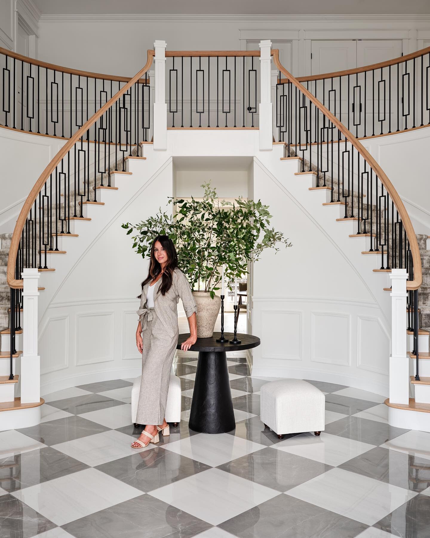 Tomayto/Tomahto, Foyer/Foyay

Either way, we can agree this entrance is one captivating space to arrive home to.

Design: @jaclynmari_ 
Stylist: @ginaciotti_
Photographer: @kylejcaldwell 

#interiordesign #foyerdesign #curvedstaircases #interiordesig