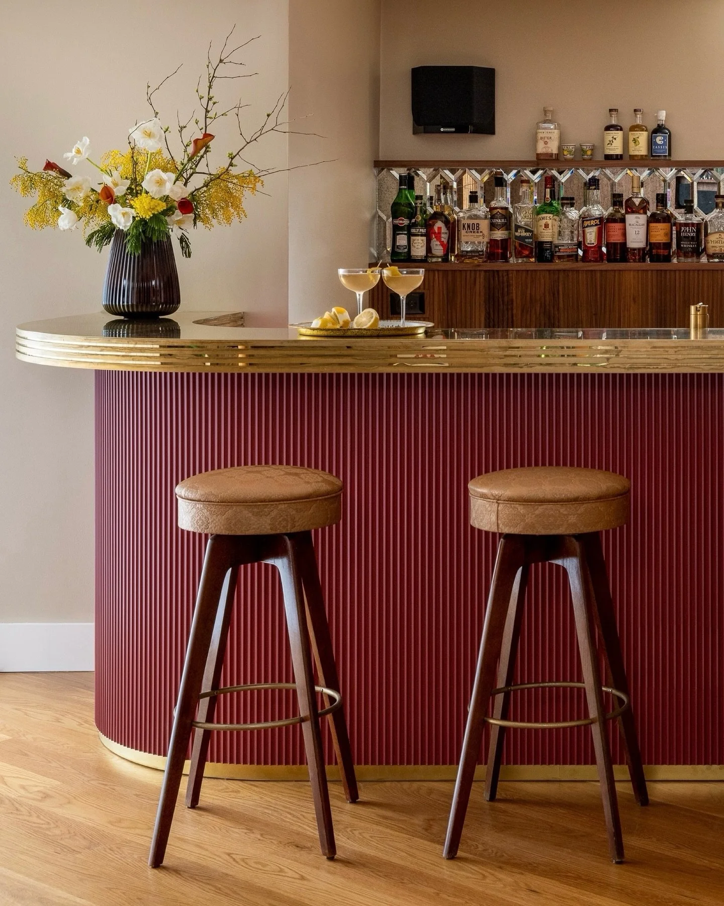 Stone Ridge Speakeasy 
Stunning case design and execution by the @rowanwoodwork team. With walls filled with books, music and a stocked bar, this space is ready for anything.
Check out a full write up and more images over on the @rowanwoodwork webs