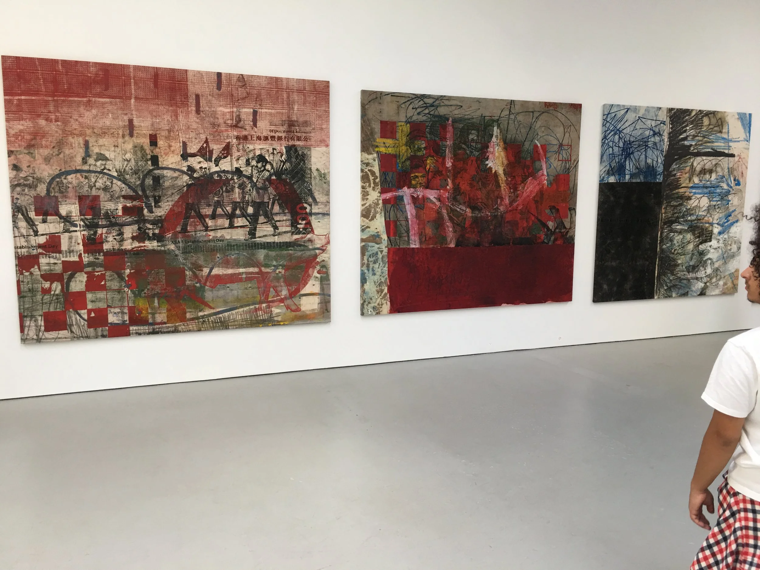 Oscar Murillo "through patches of corn, wheat and mud"/David Zwirner Gallery New York pig, raining clouds, HK , 2016 Oil, oil stick, and graphite on canvas and linen 84 1/2 x 98 3/8 inches (214.6 x 249.9 cm) all the world’s futures , 2016 Oil, oil stick, and graphite on canvas and linen 80 7/8 x 94 1/2 inches (205.4 x 240 cm) Untitled , 2015-2016 Oil, oil stick, and graphite on canvas and linen 82 3/4 x 82 3/4 inches (210 x 210 cm)
