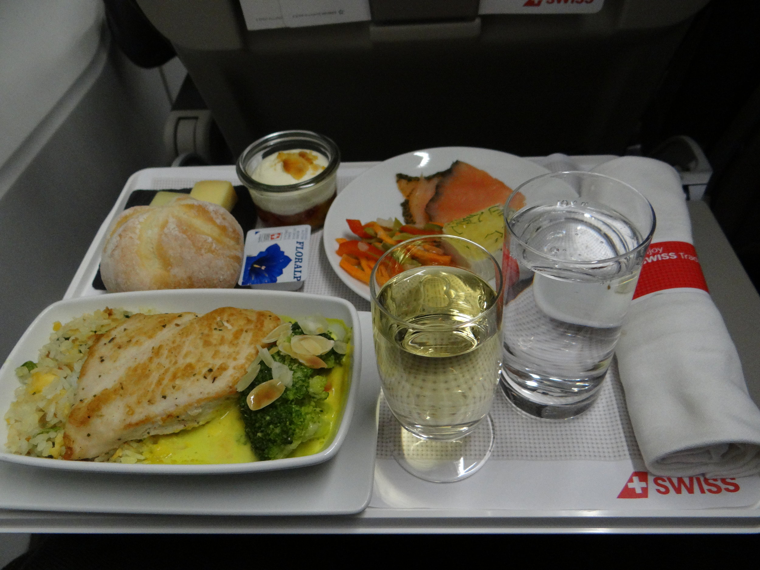 And to close the post, here is a snap of the dinner they served on the return flight, which was a night flight. Everything was pretty tasty, including the Swiss wines that are a classic at Swiss.