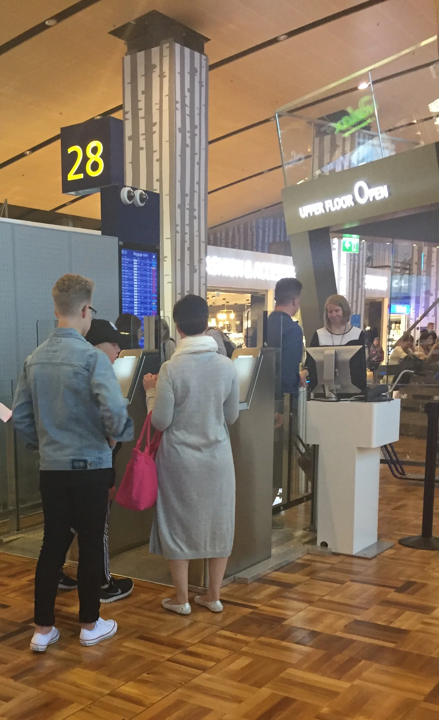 Helsinki airport boarding gates are nicely integrated with the surrounding airport environment, you may actually pass by without nooticing if not paying attention!