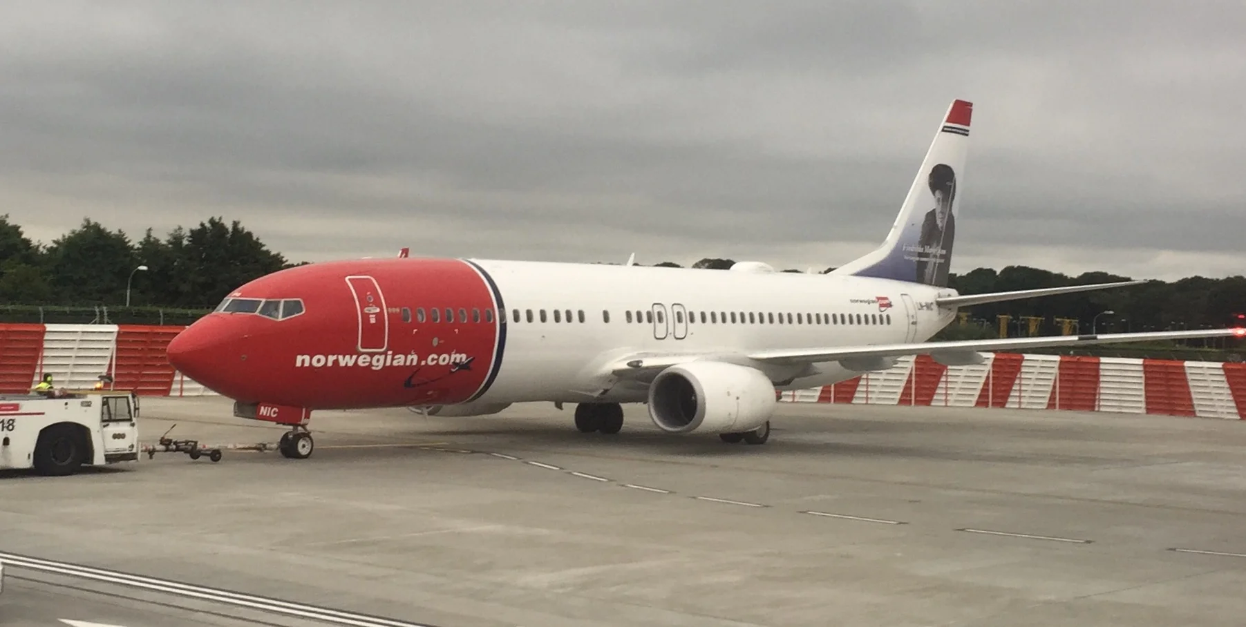 And just because I like the way Boeing 737s look in Norwegian's livery, here is the neighbouring Boeing 737-800 spotted through the window