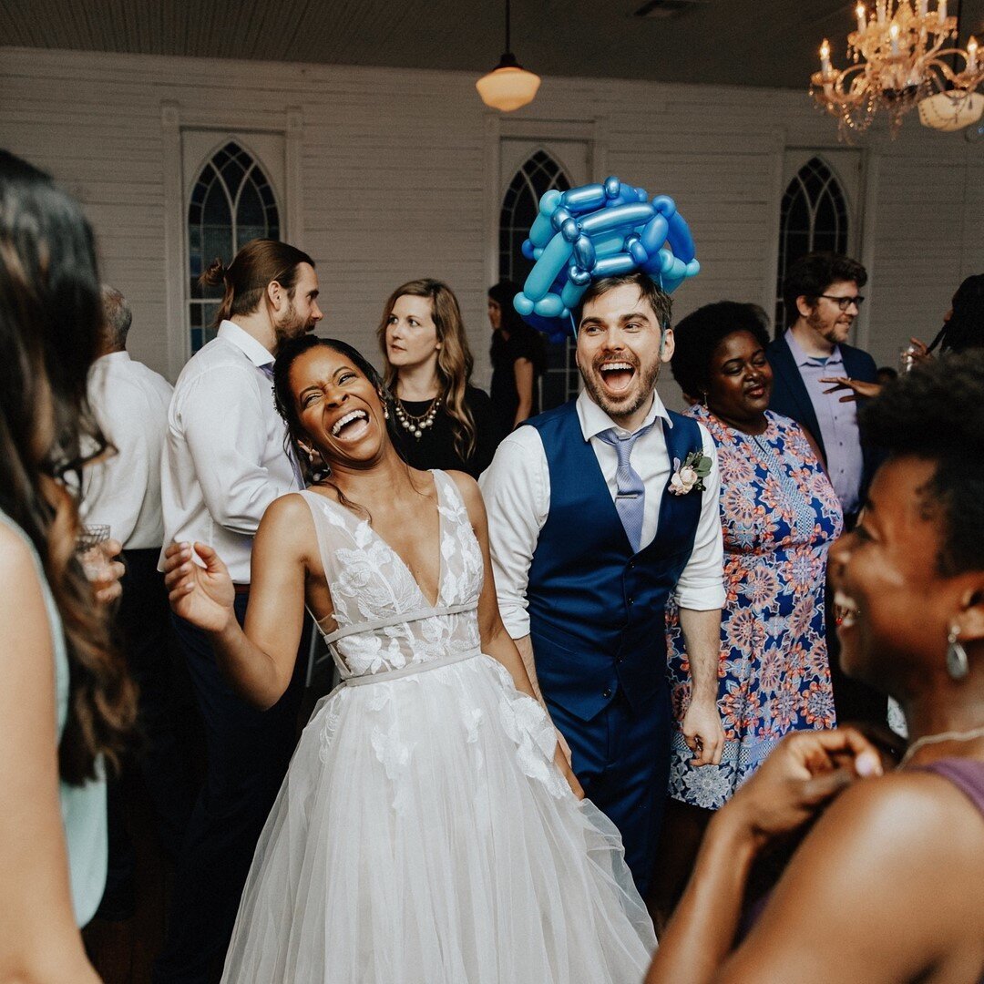 a tip for anyone currently in the thick of wedding planning: ⠀⠀⠀⠀⠀⠀⠀⠀⠀
⠀⠀⠀⠀⠀⠀⠀⠀⠀
it's a 🎉celebration🎉 that you can make unique to you as a couple. include fun + funky vendors (like a balloon artist) that will make you excited to watch and/or partic