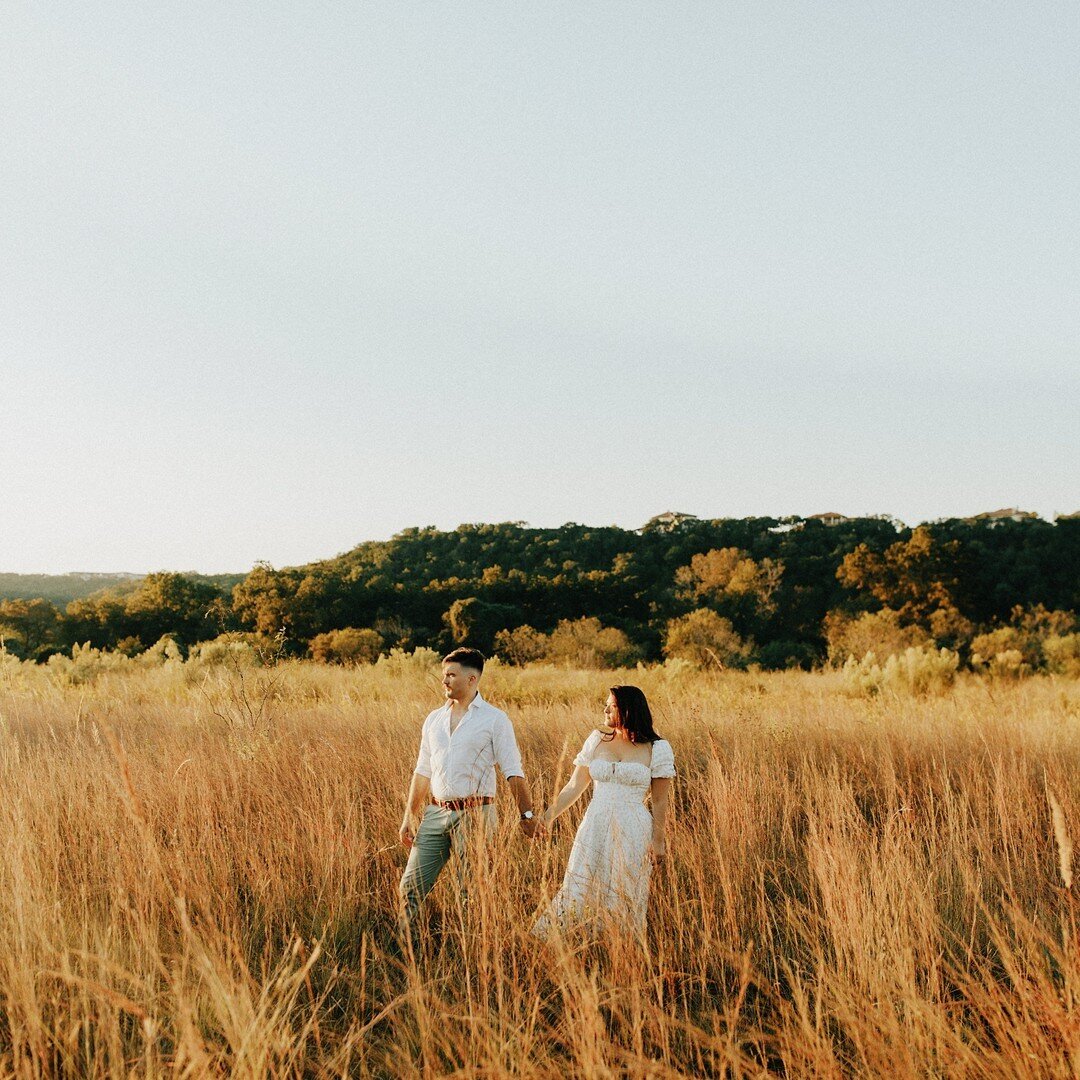 ✨engagement session tip:✨​​​​​​​​
location idea -- deep in nature! a classic background, nature is always my go to. you can't go wrong with open fields, big trees and luscious greenery.​​​​​​​​
 ​​​​​​​​
.​​​​​​​​
.​​​​​​​​
. ​​​​​​​​
​​​​​​​​
#engag