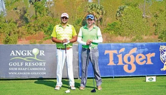 Cousin team win golf contest