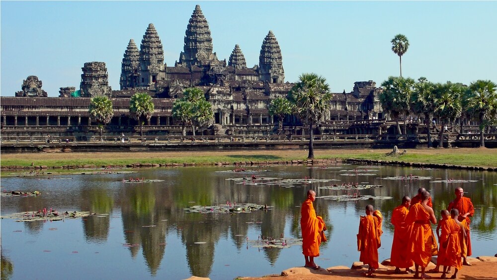 Buddhist_monks_in_front_of_the_Angkor_Wat.jpg